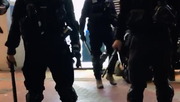 1112銅鑼灣：警在東角道拘捕一名青年，不斷叫現場圍觀及指罵他們的群眾離開。